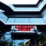 『AMERICAN HOUSE Bar & Grill 原宿店』都会的なダイナー、炭火焼バーガーとクラフトビールでチル