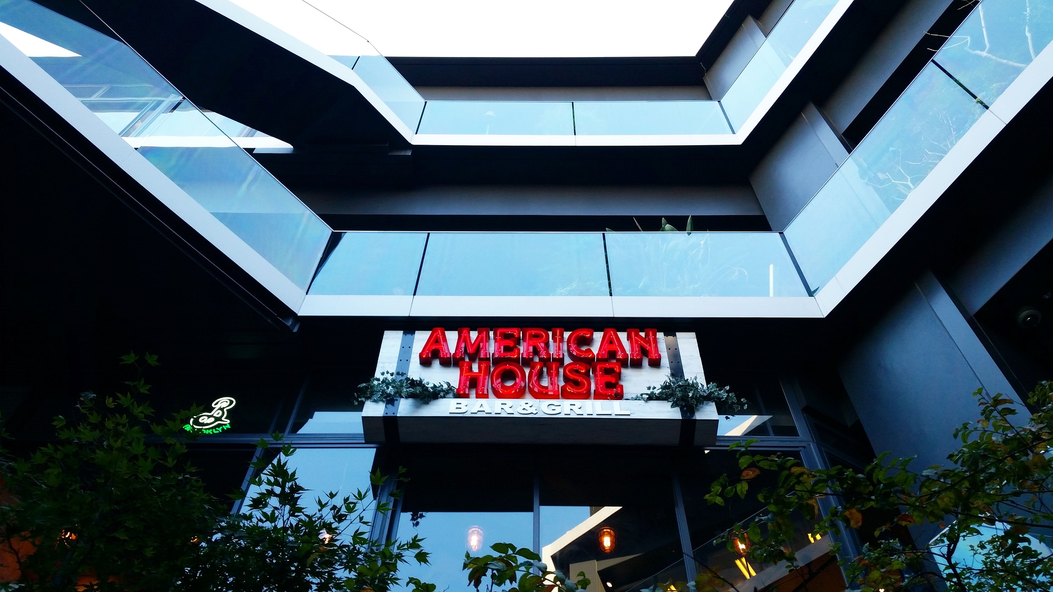 『AMERICAN HOUSE Bar & Grill 原宿店』都会的なダイナー、炭火焼バーガーとクラフトビールでチル